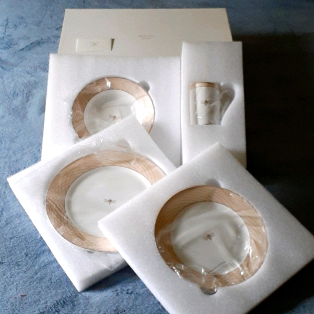 NEW IN BOX Mary Kay  "Bumble Bee" Dinner S…